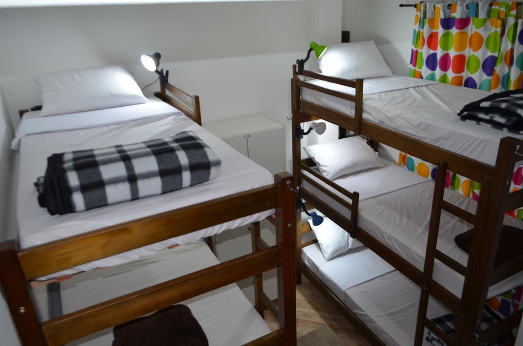 Quarto com 2 Camas de Solteiro e Banheiro Compartilhado